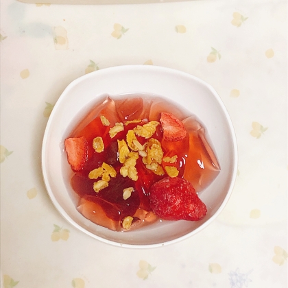 雛あられと苺の寒天の抹茶みつかけ