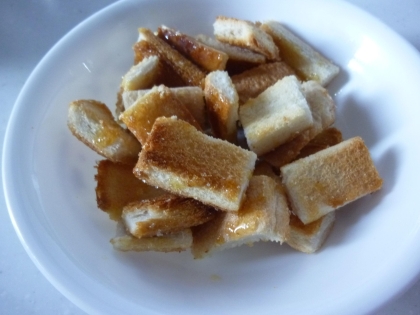 油を控えたかったので、トースターで焼いたパンの耳を使って作りました！蜂蜜をかけると砂糖も簡単に絡んでいいですね♪おやつにぽりぽりいただきました＾＾ごちで～す♪