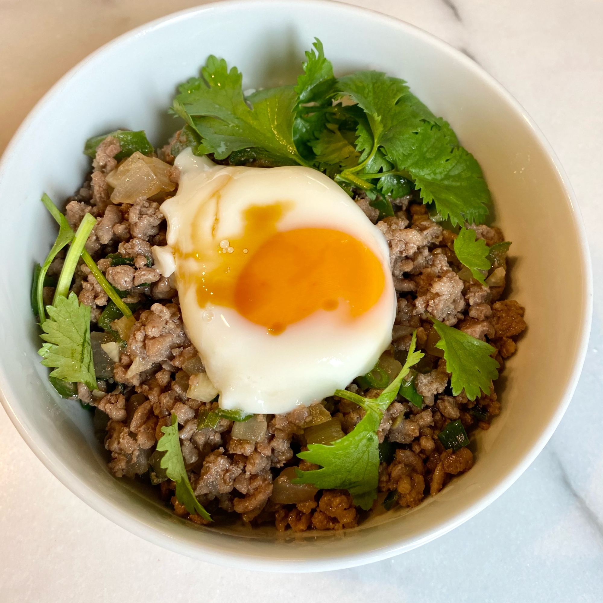 主夫がつくるひき肉丼　パクチーのせ