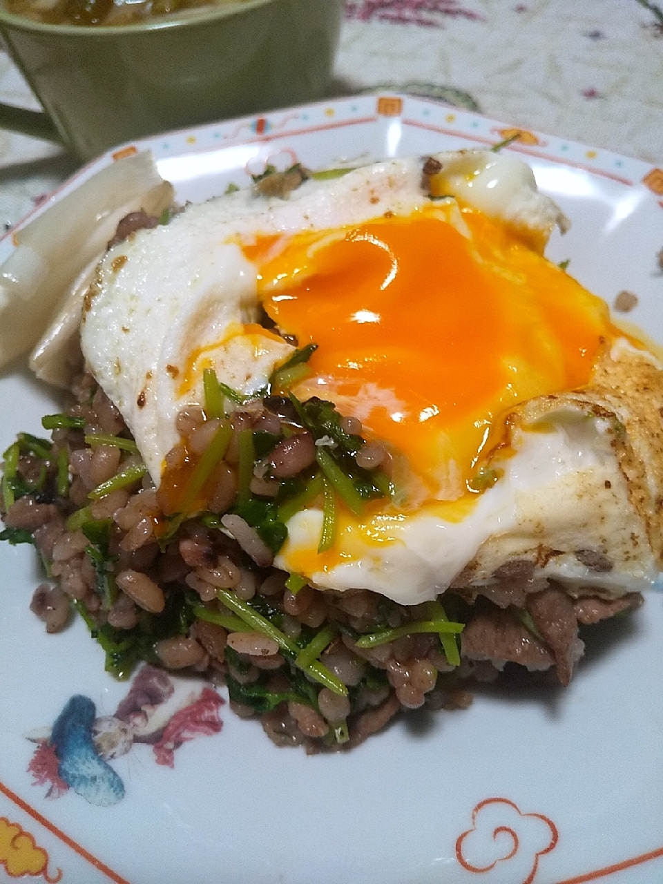 牛肉と豆苗の雑穀ご飯チャーハン★目玉焼きのせ