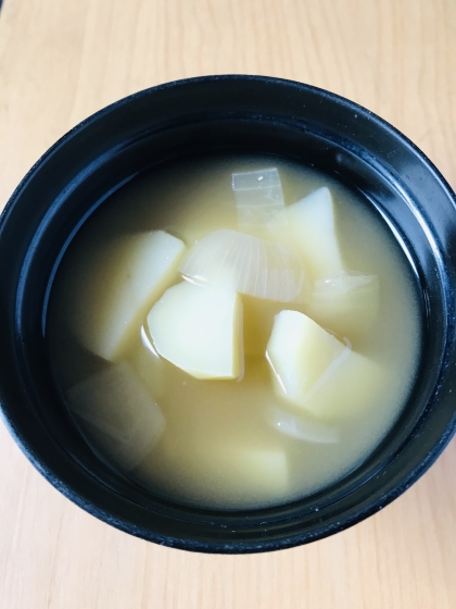 毎日食べられる優しい味のお味噌汁ですね。
玉ねぎもじゃがいもも甘くて美味しかったです。