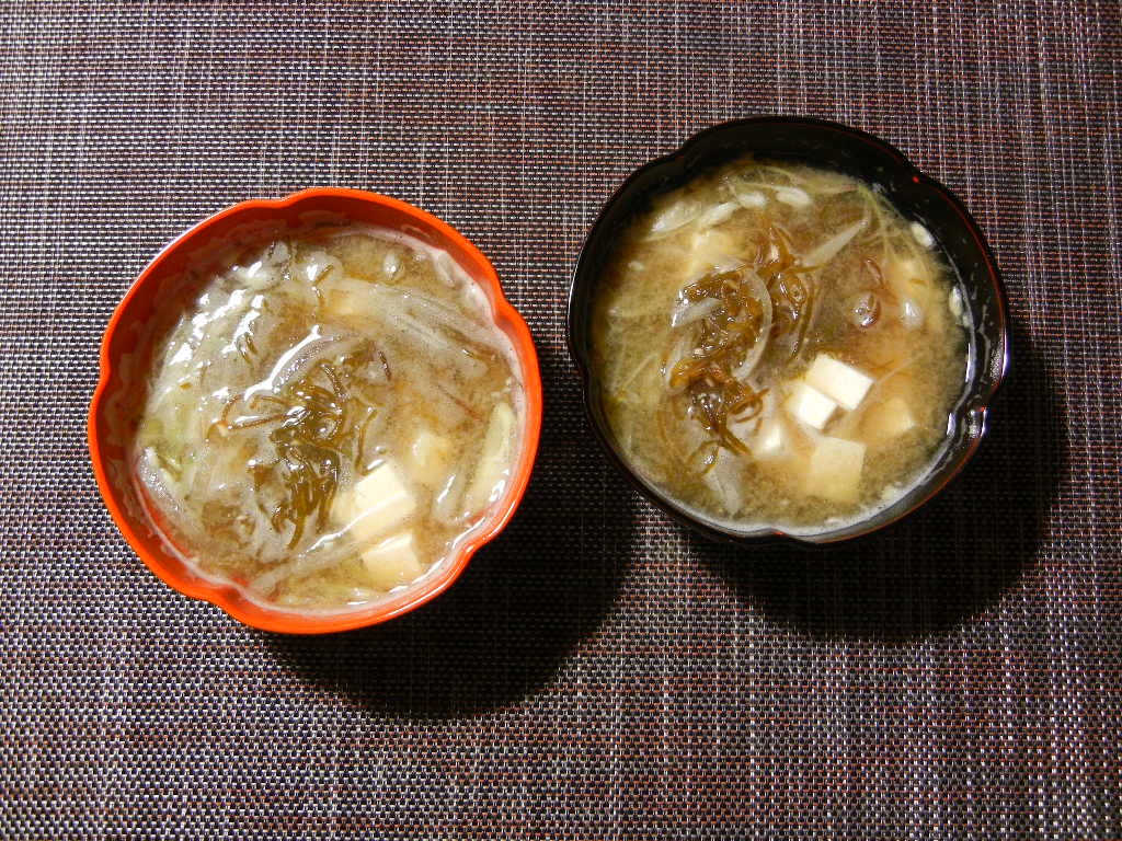 モズクと大根と豆腐の味噌汁