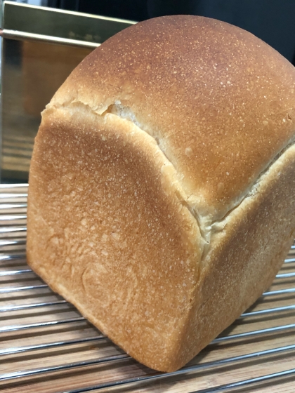 パン作り初心者です。手ごねが苦手なので、ホームベーカリーで生地が作れるレシピだったのでイギリスパンに挑戦しました。簡単でしたが、しっかり膨らんで良かったです。