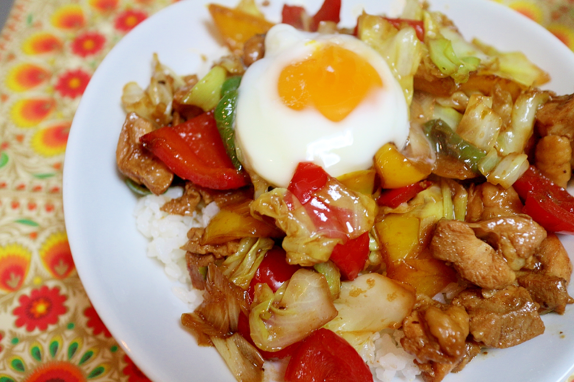 鶏胸で回鍋肉丼の温玉のせ