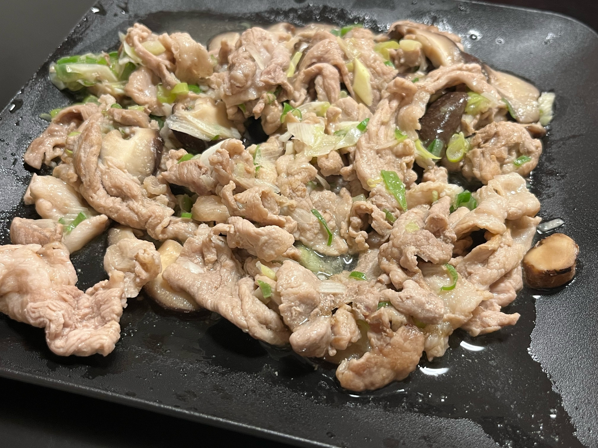 しいたけを入れたねぎ塩豚小間肉炒め