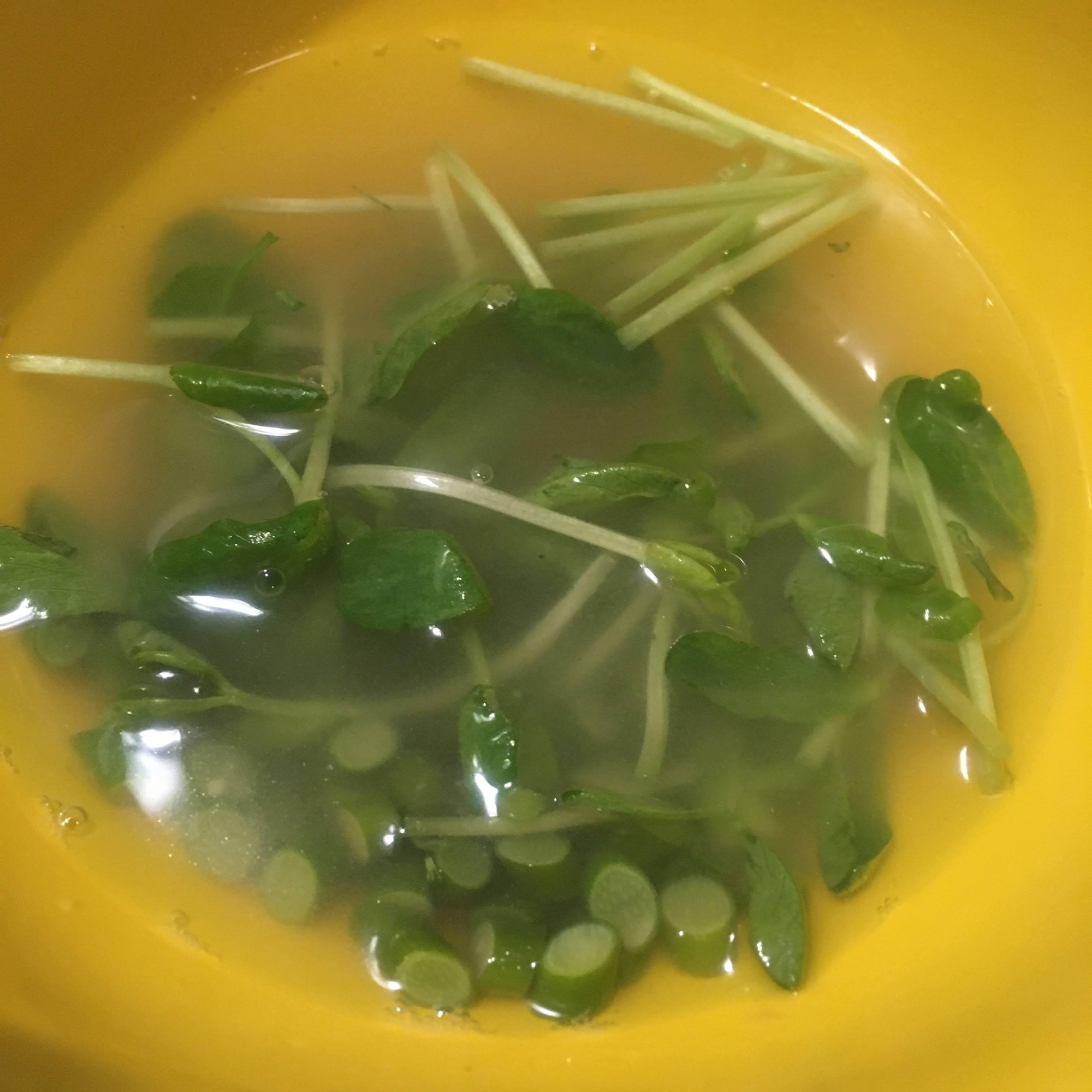 豆苗とにんにくの芽の味噌汁