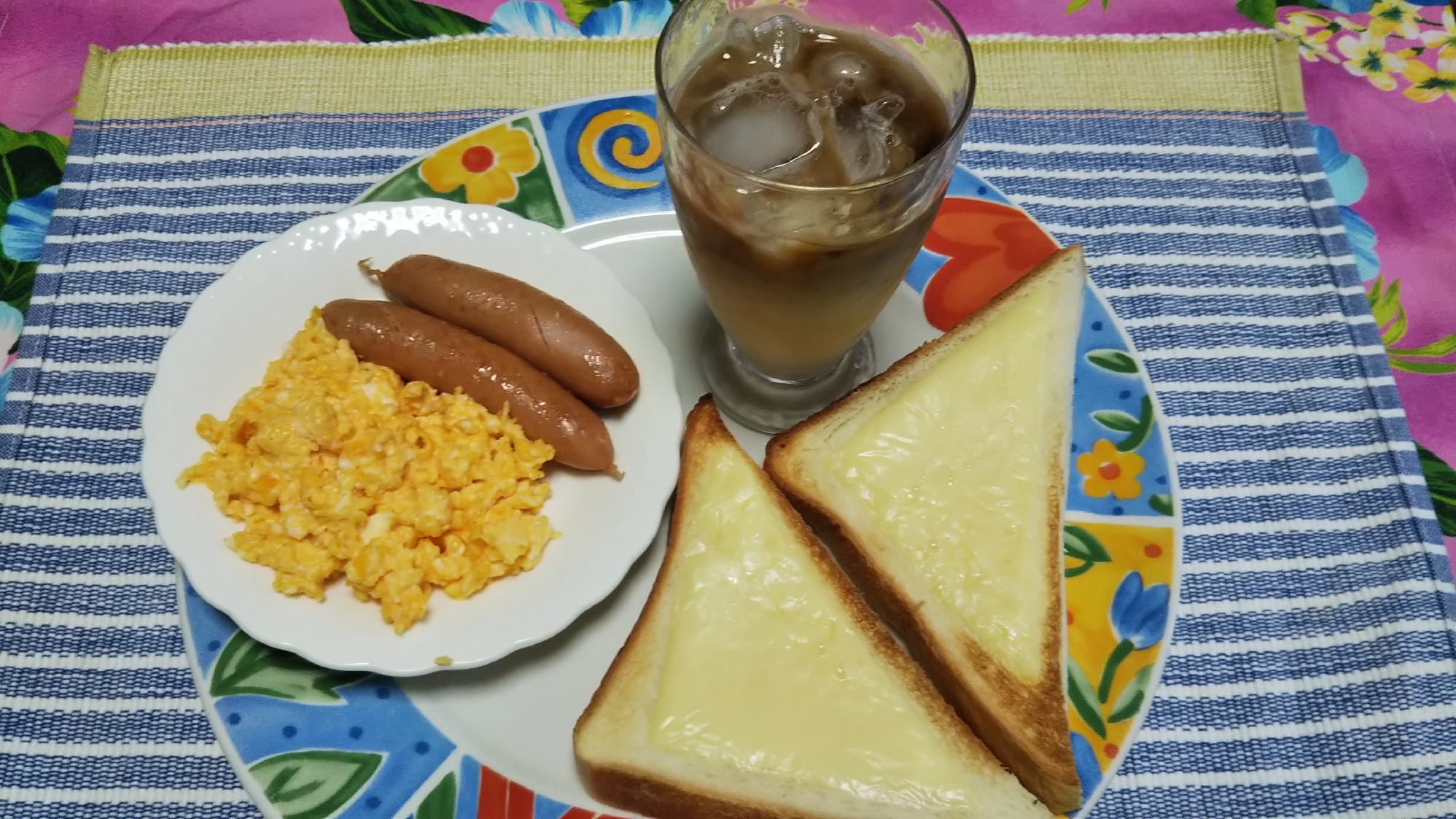ウインナー炒り卵とチーズトーストとアイスカフェオレ