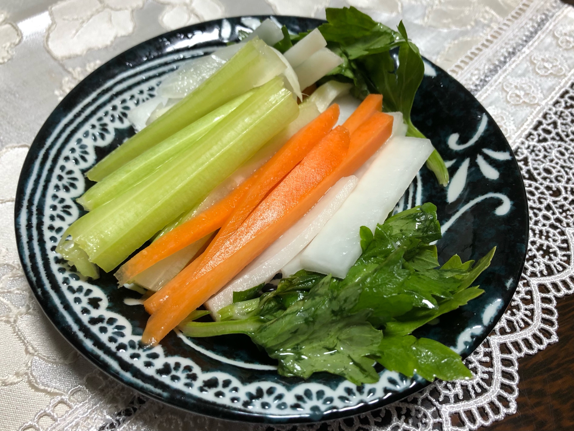 セロリの葉もかんたん酢で美味しく❤️ピクルス