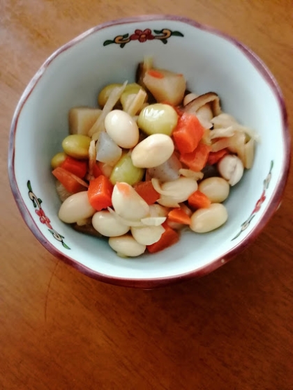 スプーンで食べる、大豆と野菜のサラダ