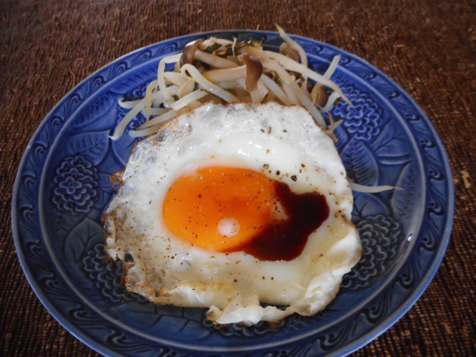 目玉焼きともやしとしめじのシソ炒め