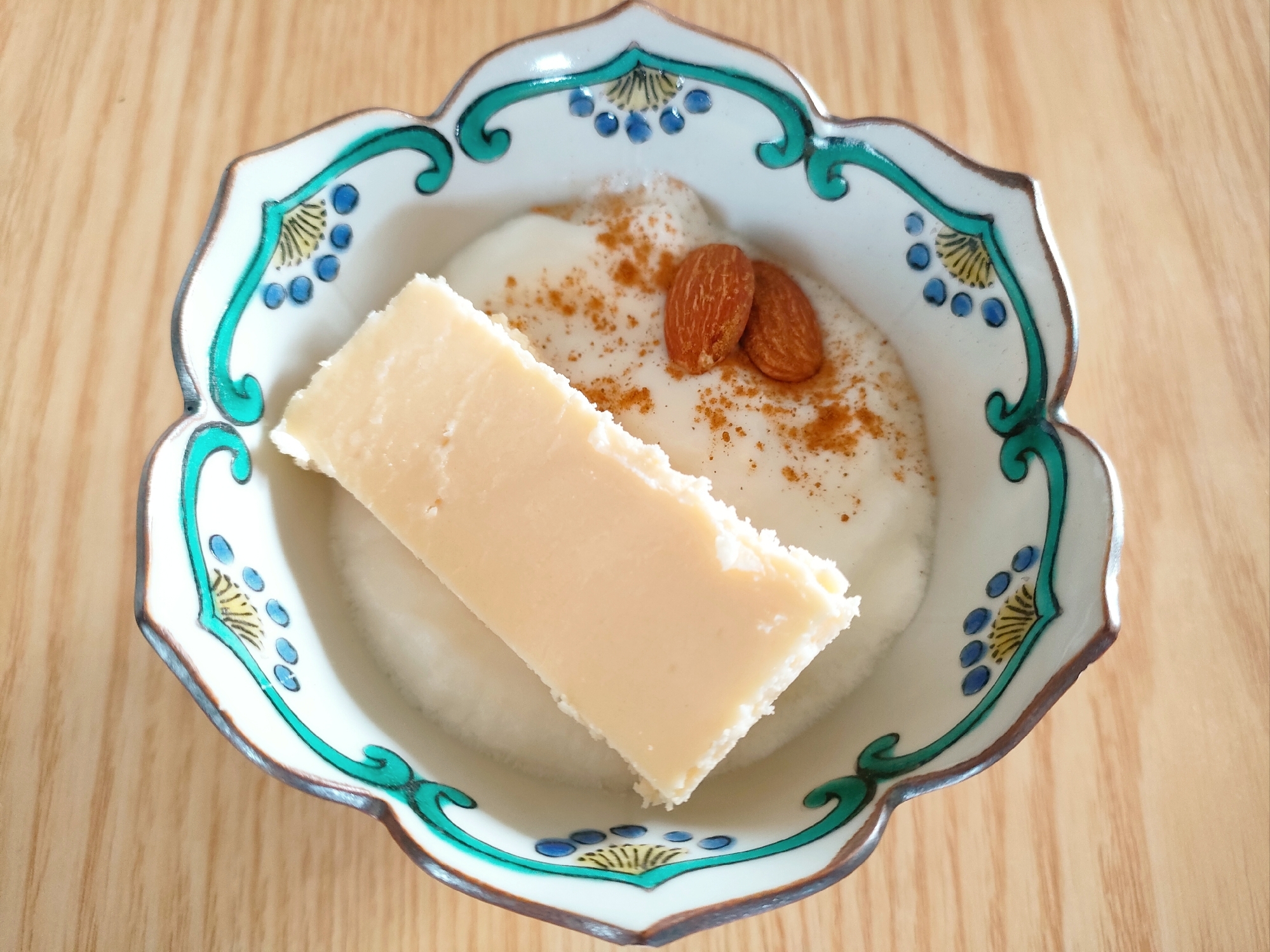 チーズケーキとアーモンドのシナモン風味ヨーグルト