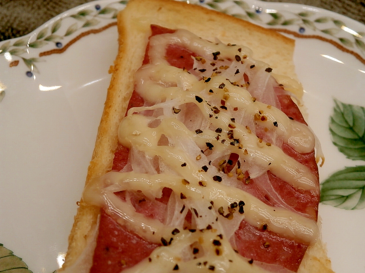 ボロニアソーセージ&玉ねぎマヨのトースト