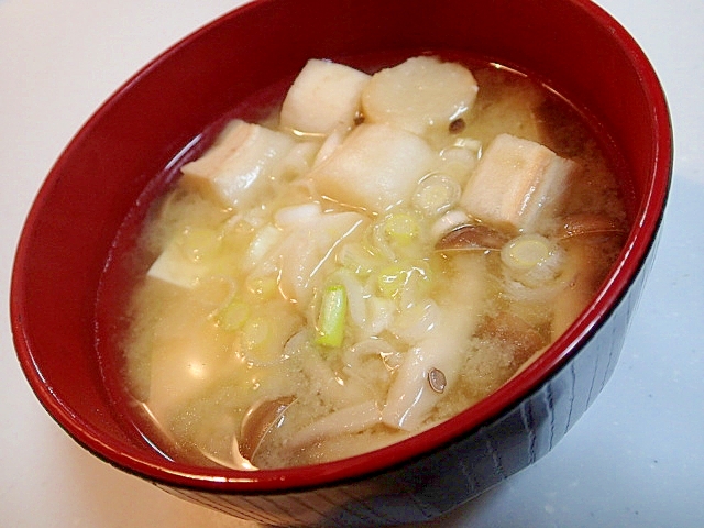 あごだし味噌で　しめじと豆腐と麩のお味噌汁