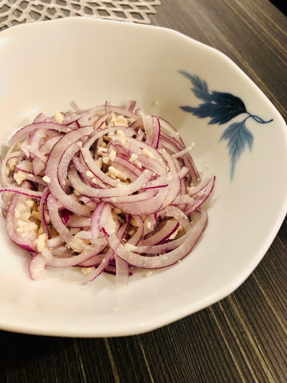 鶏ひき肉と赤たまねぎのエスニックサラダ