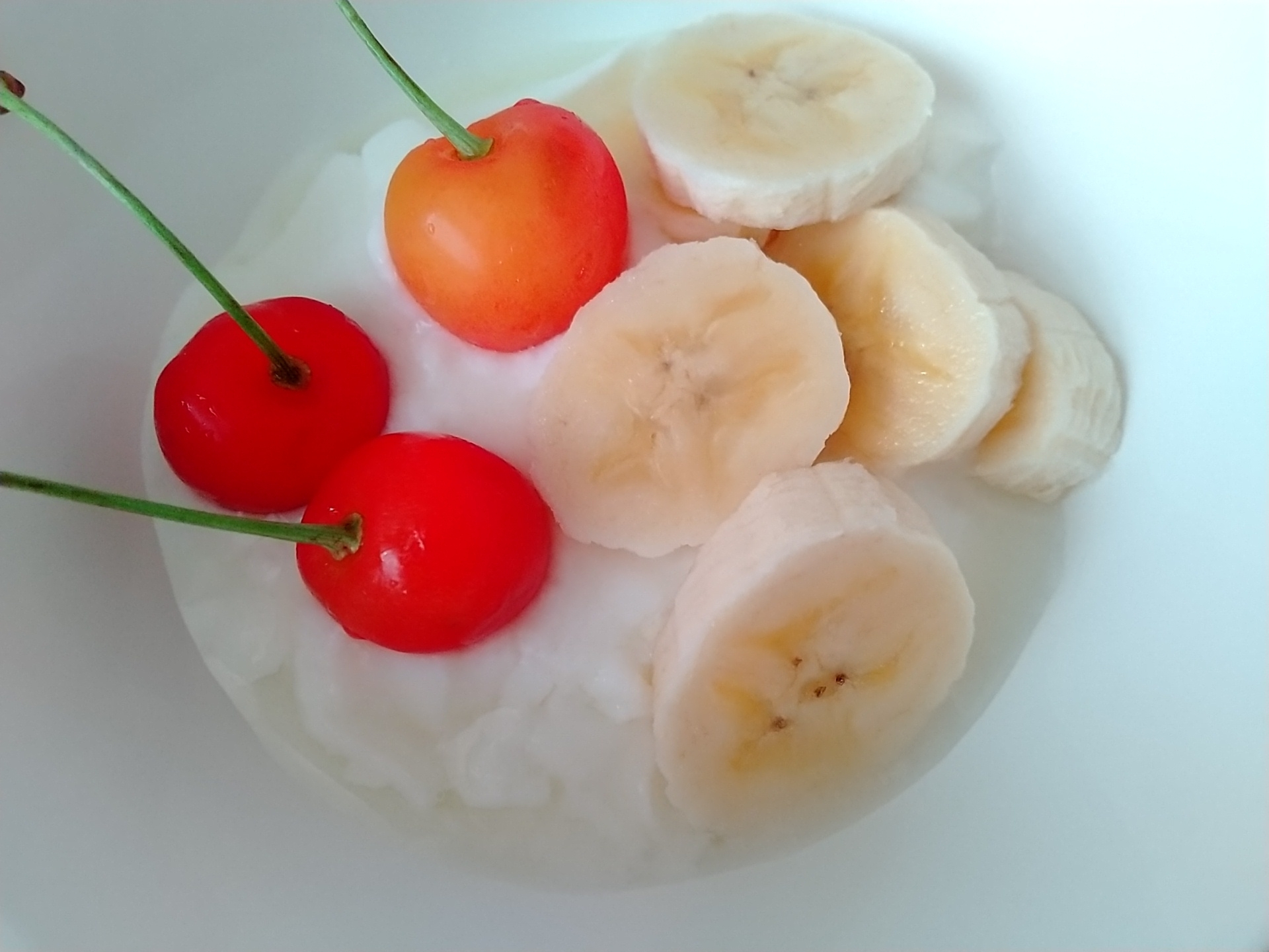 さくらんぼとバナナのヨーグルト