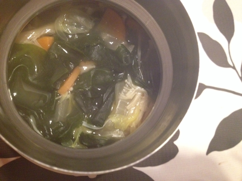 白菜とわかめのコンソメ味噌スープ。