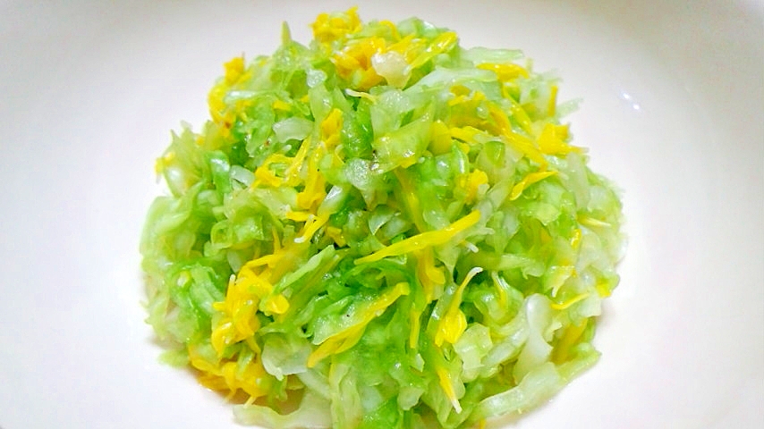 菊花とキャベツの塩麹サラダ