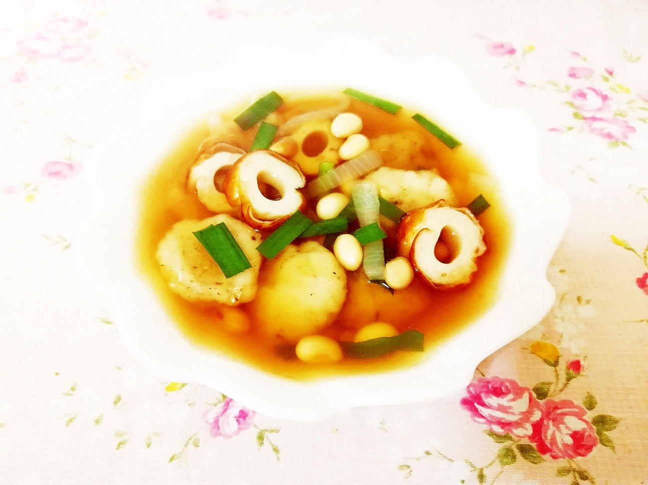 ニラ風味♪竹輪と大豆のおだんごスープ