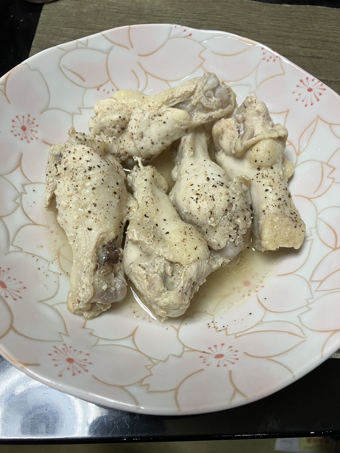 白い皿に盛られた鶏手羽元のウィスキー蒸し