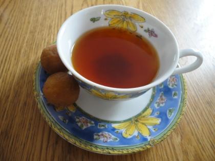 紅茶の香りと苺ジャムのフルーティな甘味が
とっても美味しかったです。^^
キャラメルドーナツと一緒に頂きました♪