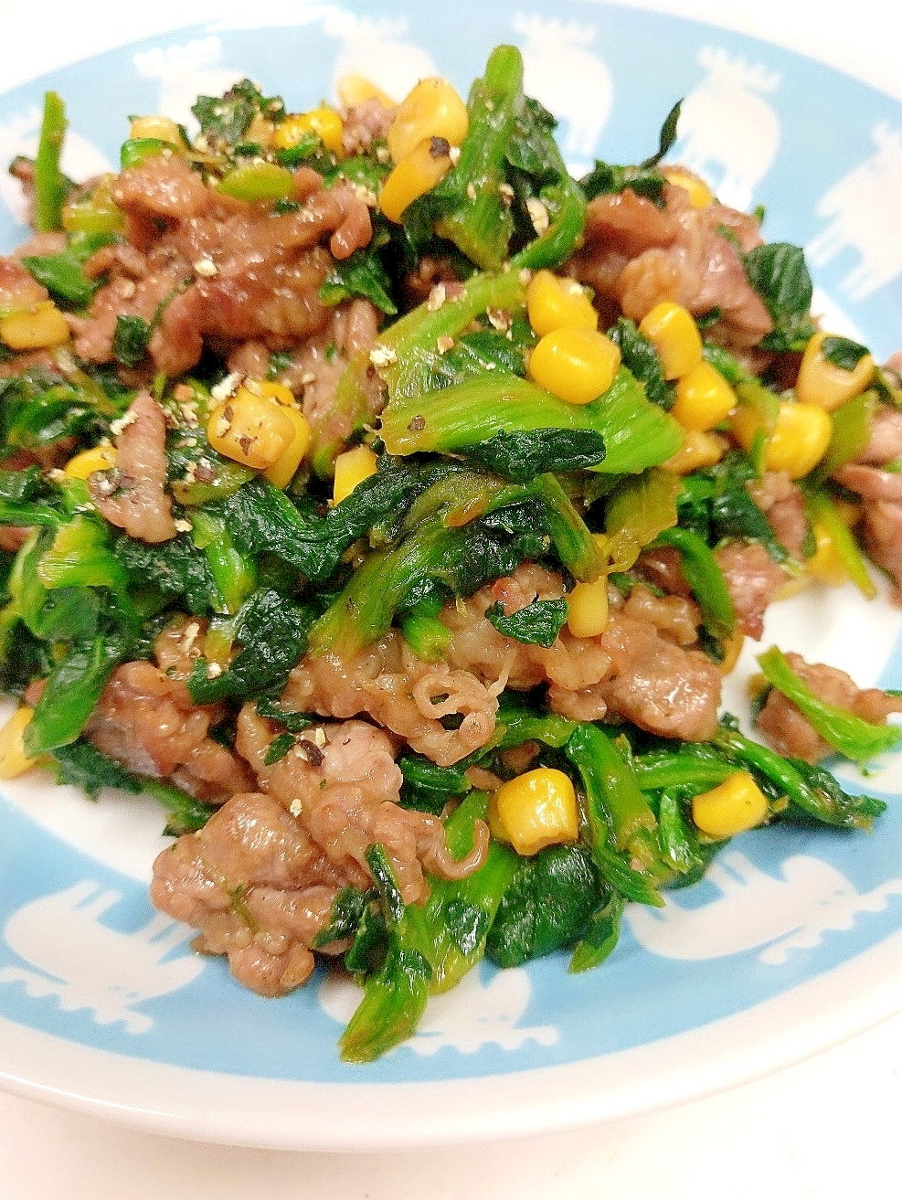 簡単!牛肉+ほうれん草+コーン缶のオイスター炒め♪