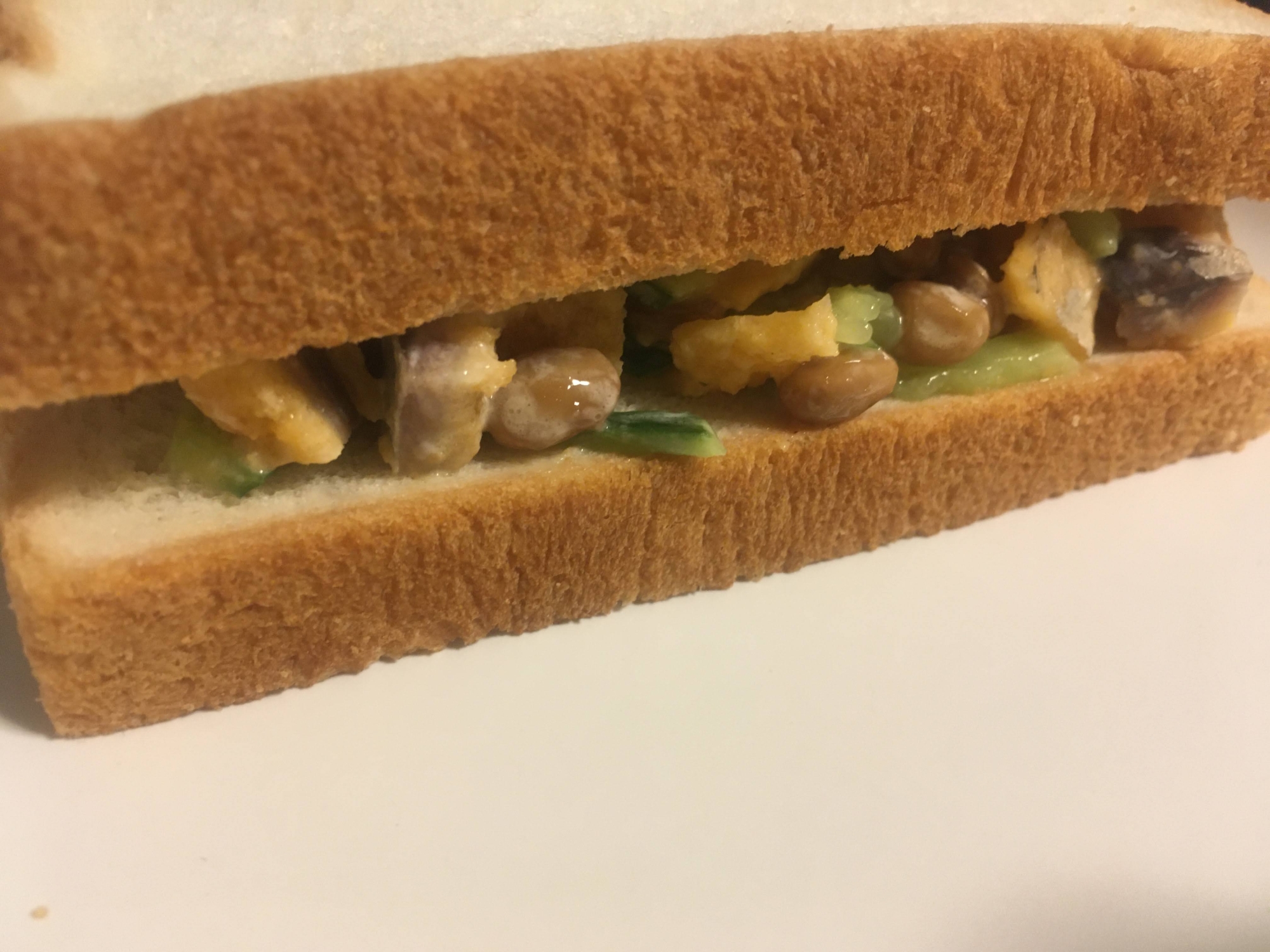 アジフライと、納豆、きゅうりのサンドイッチ