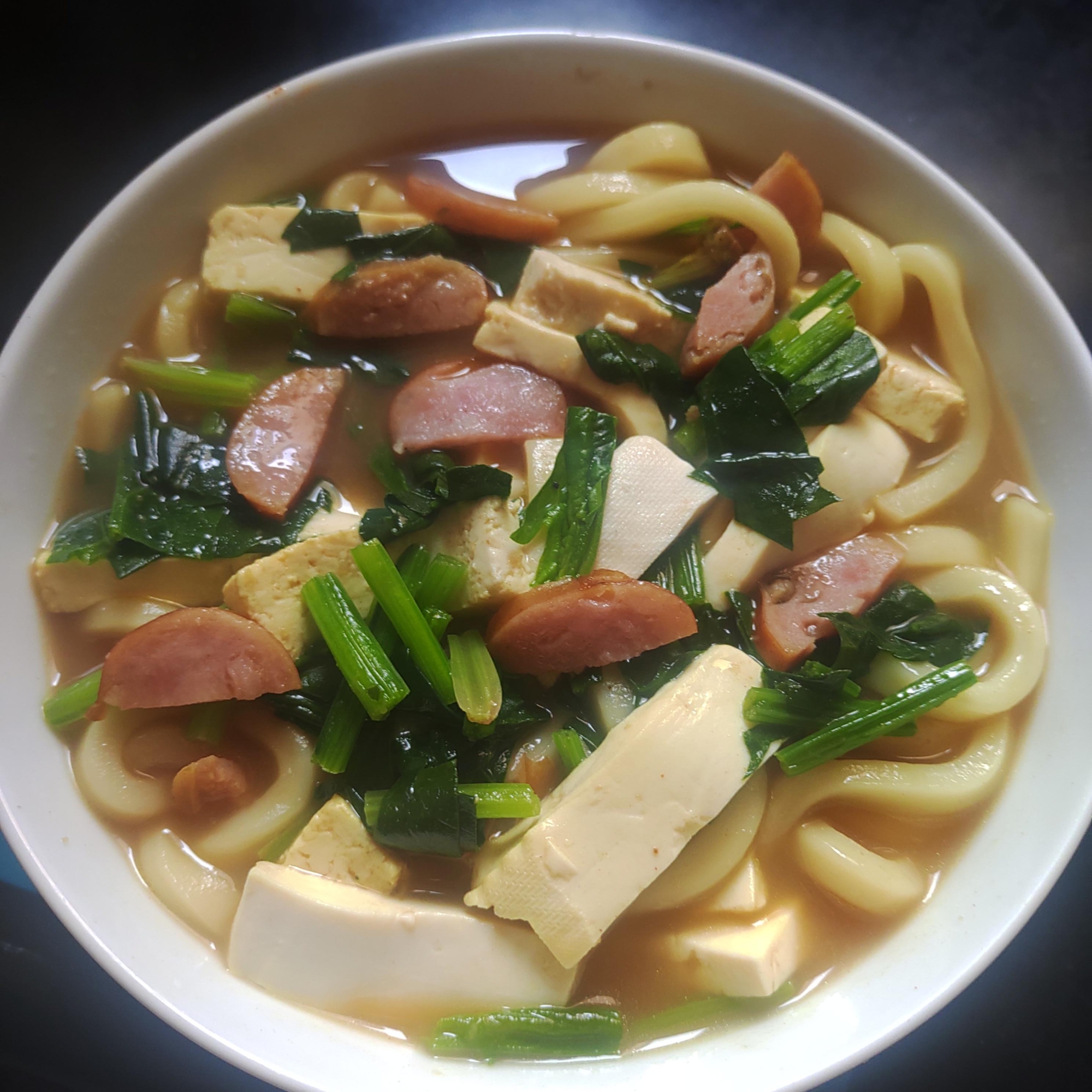 豆腐、ほうれん草、ソーセージのカレーうどん