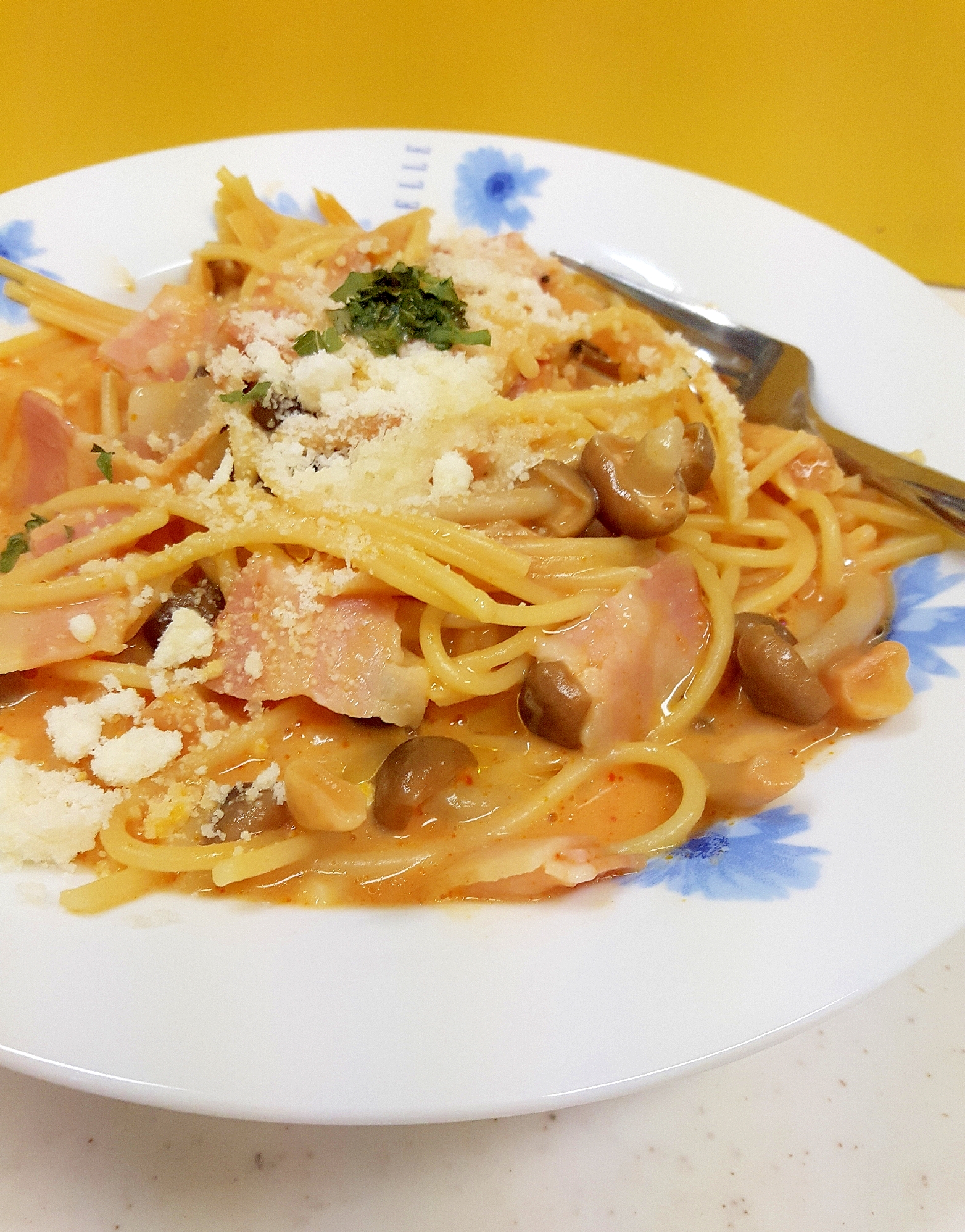 電子レンジで(^^)シメジのトマトクリームパスタ♪