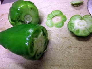 へたのぎりぎり上に包丁を入れたらトップのお花みたいな部分(名まえは不明)とへたがしゅっとはずれて気持ちかったです。楽しいですねこれほんとにどうもありがとう。