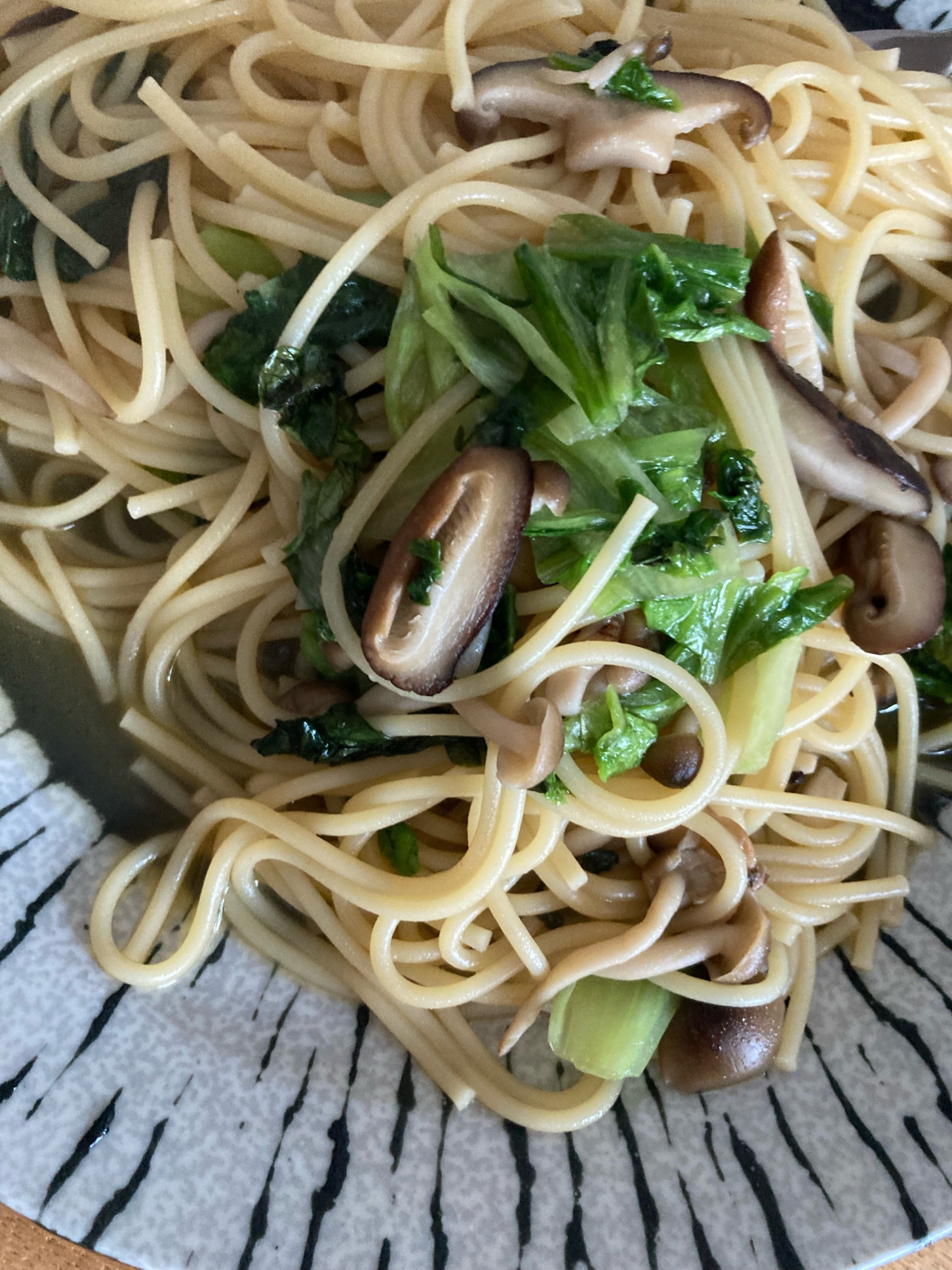 サラダ菜ときのこのパスタ