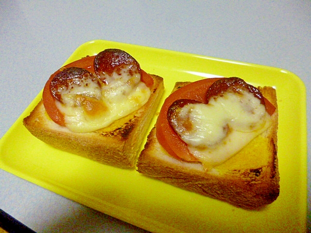 食パンでおつまみ♪からしが香る♪トマトサラミチーズ