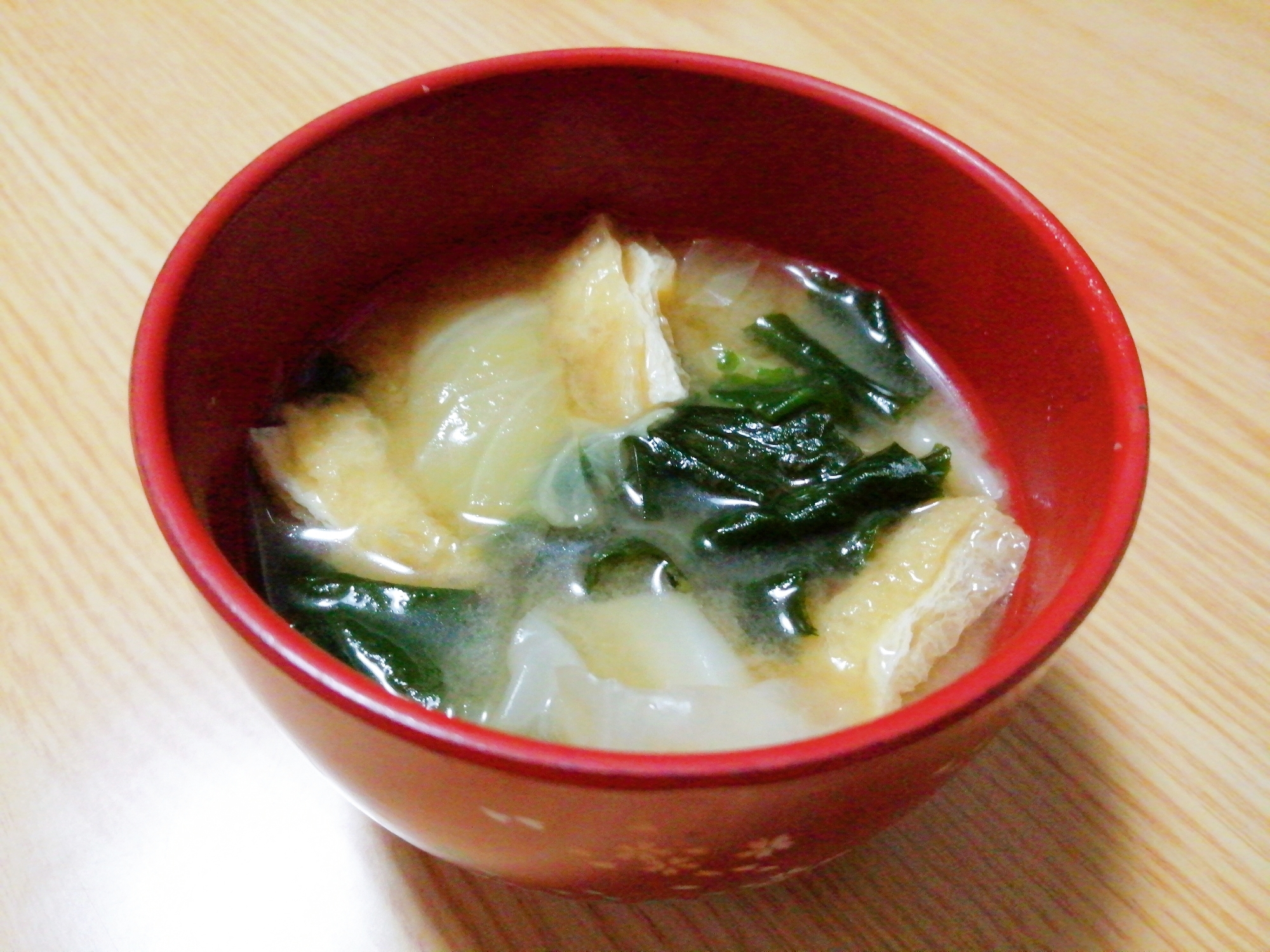 キャベツと油揚げとわかめの味噌汁