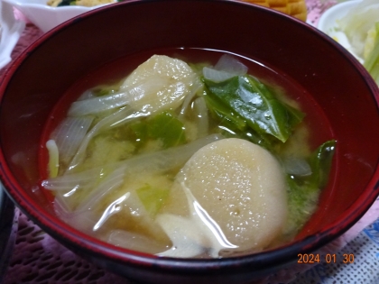 キャベツと玉ねぎと麩の味噌汁