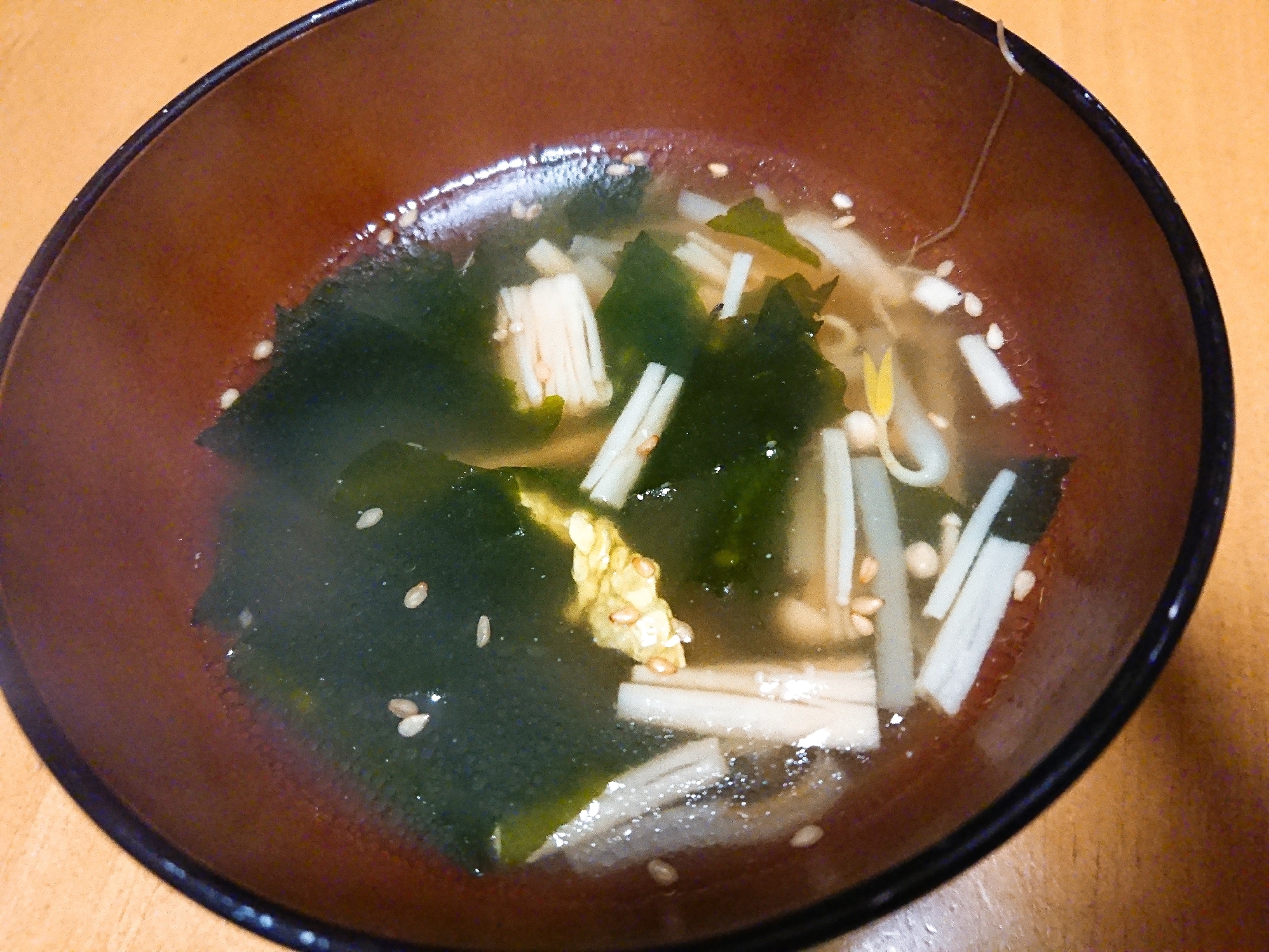 残ったラーメンスープでわかめとえのきスープ