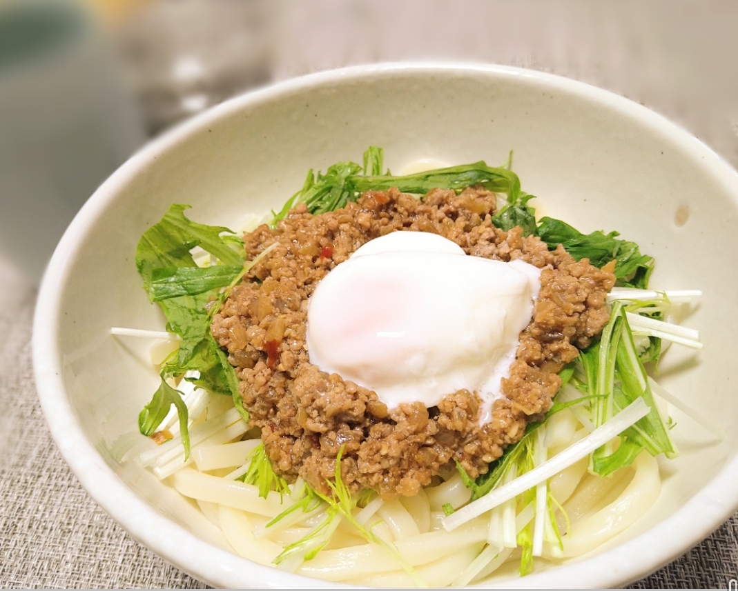 簡単お昼ごはん　温玉肉味噌まぜうどん