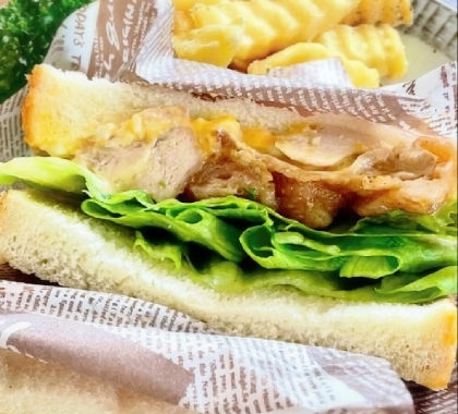 照り焼きチキンとスクランブルエッグのサンドイッチ