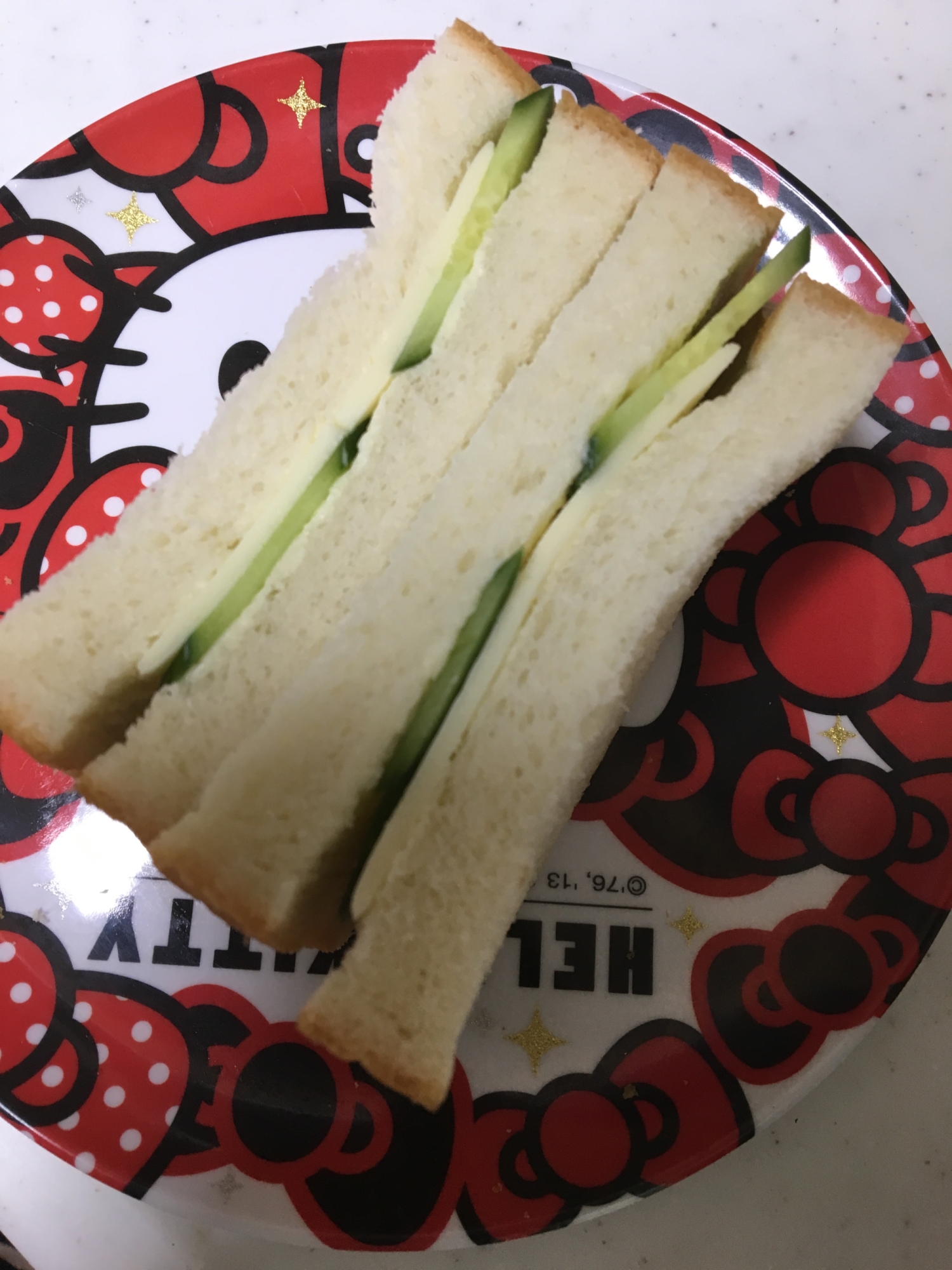 食パンで☆とろけるチーズときゅうりのサンドイッチ☆