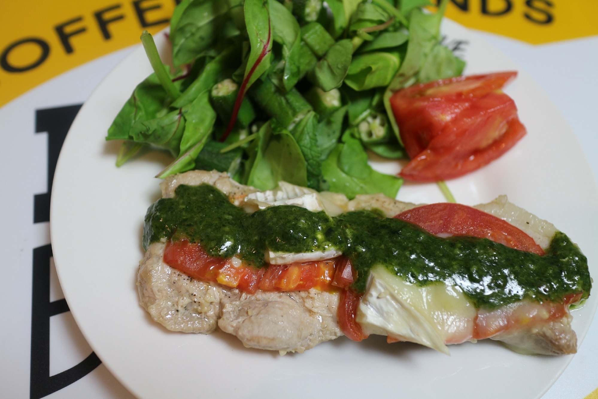 ローストトマトとグリルチキンのペストスパゲッティのレシピ