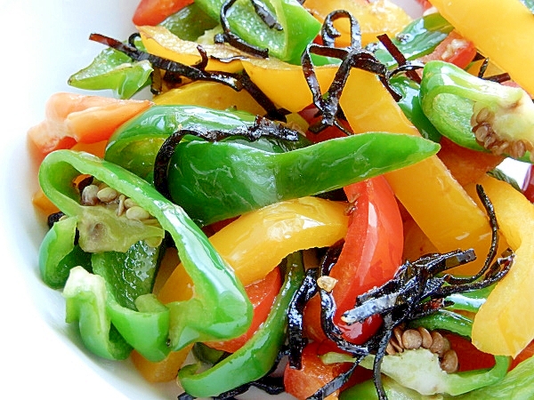 お洒落も5分!塩昆布で❤カラーピーマンの炒め物♪