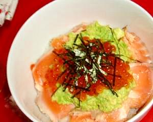 アボカド入りでまろやか☆鮭とイクラの親子丼