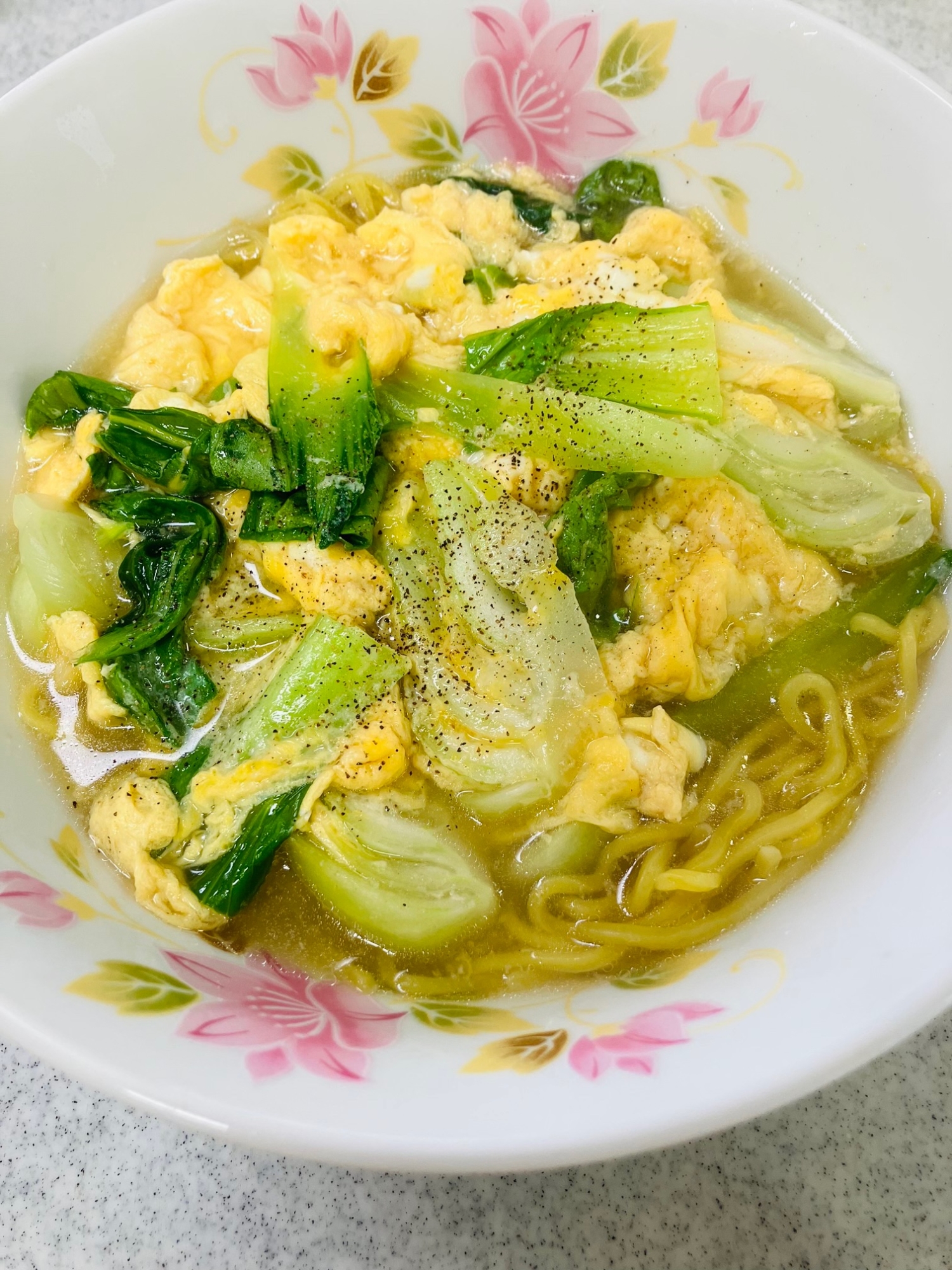 ちんげん菜とふわふわ卵の生ラーメン