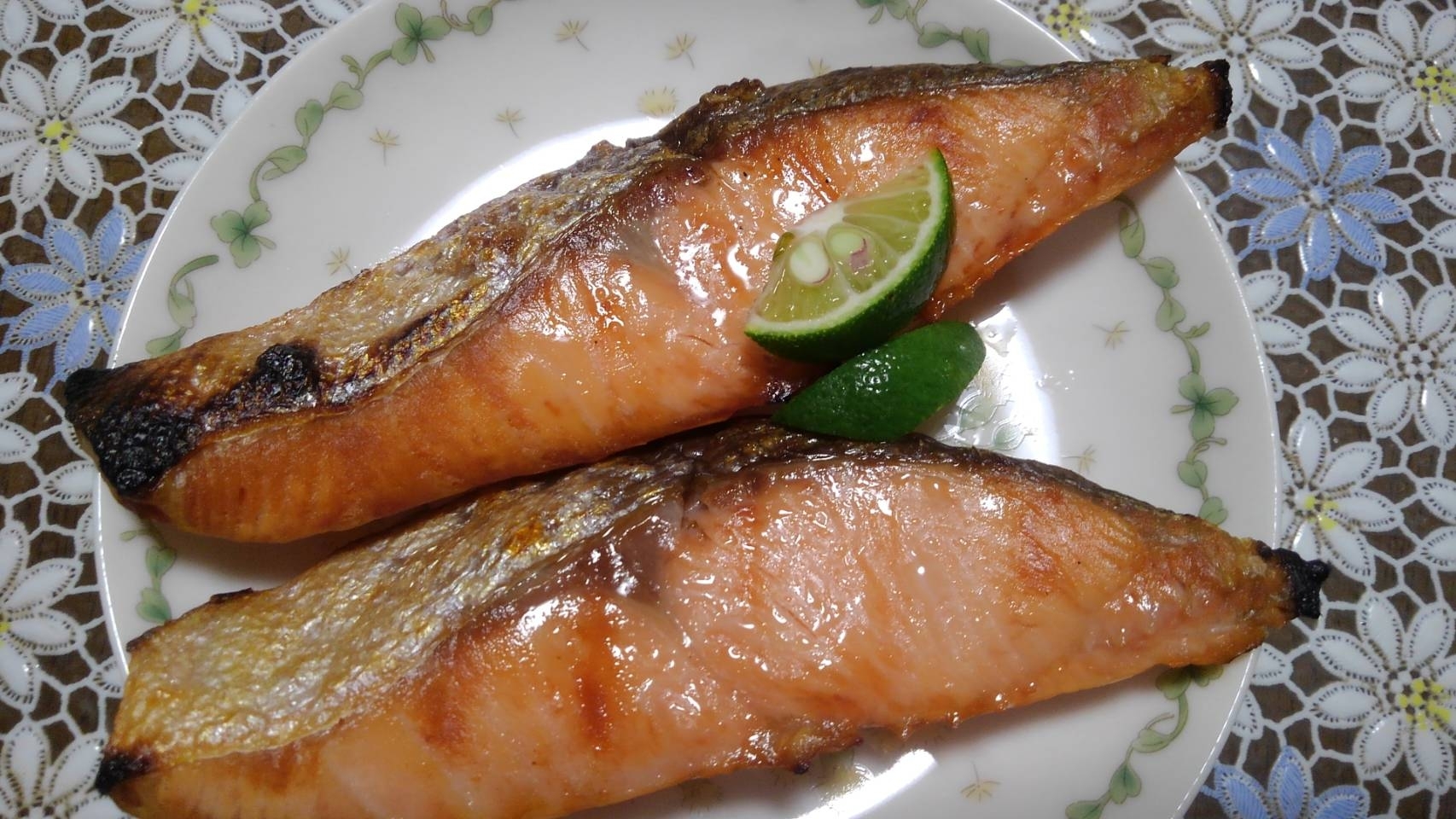 クックパーで鮭の塩焼き かぼす添え レシピ 作り方 By あやめぇ 楽天レシピ クックパーで鮭の塩焼き かぼす添え レシピ 作り方 By あやめぇ 楽天レシピ