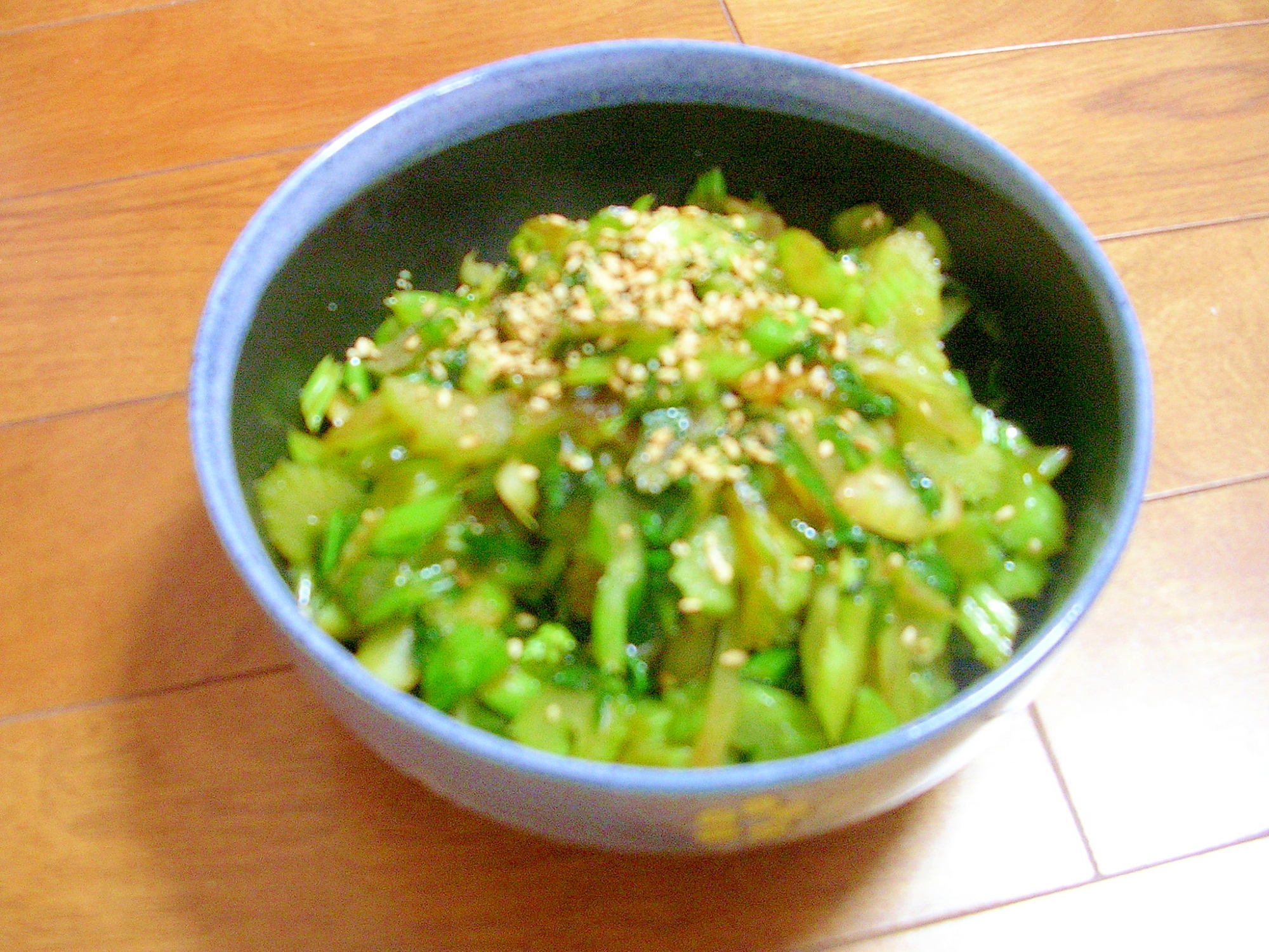 葉っぱも一緒に食べちゃうの　セロリのごま油炒め