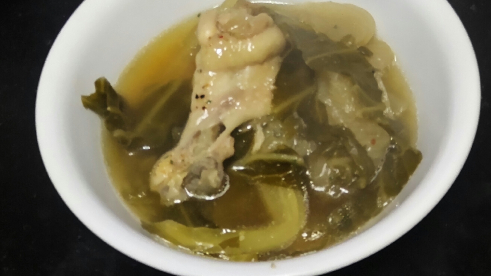 圧力鍋で、鶏肉とキャベツ（外葉）のスープ煮