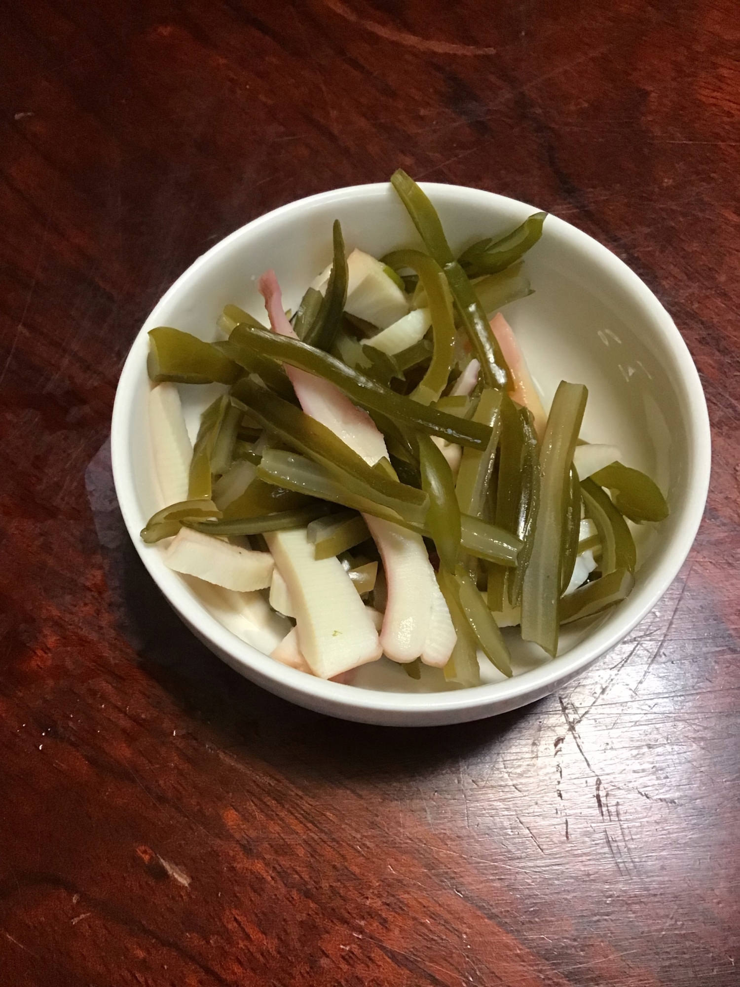 茎ワカメと茹でイカの甘酢漬け。