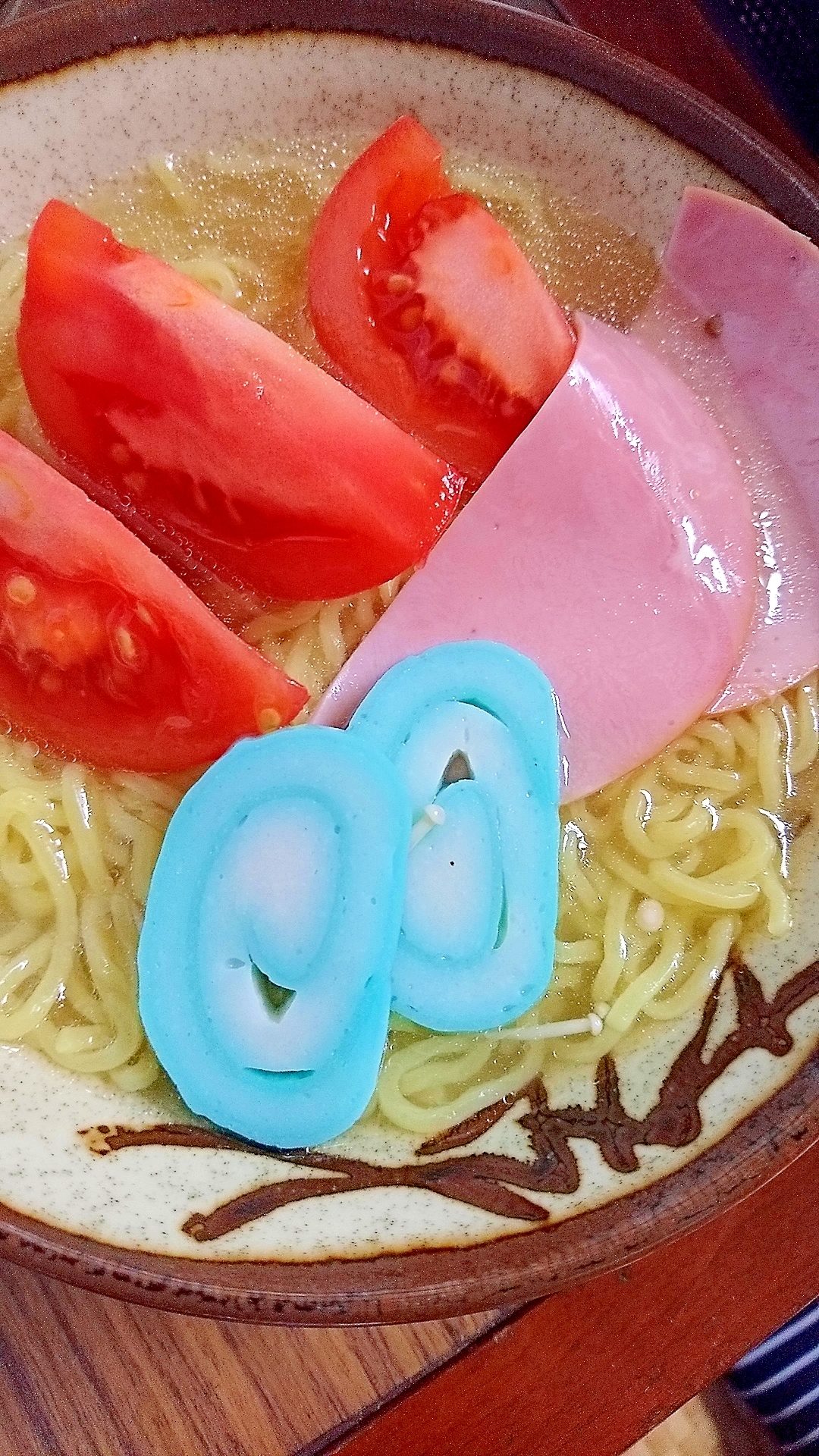 【麺料理】トマトかまぼこラーメン