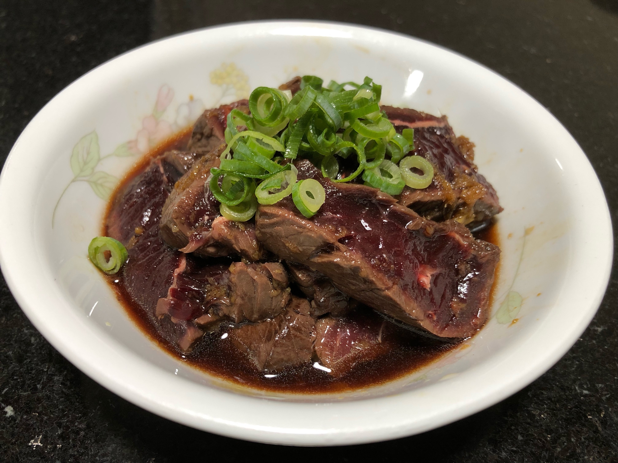 パパッとできるクジラのにんにく生姜醤油漬け