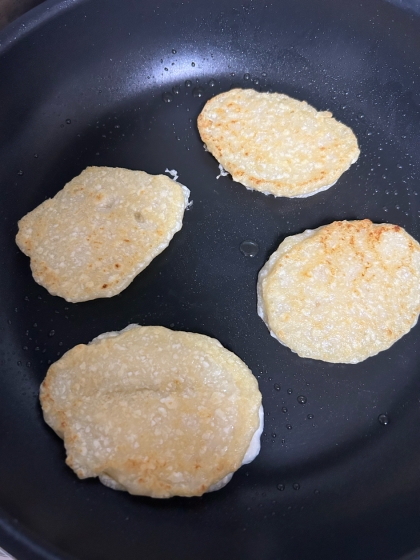 塩の他に、ほんのちょびっと中華あじという調味料を混ぜました。生姜醤油で食べました。もっちもちで美味しい！焼きたての外側がカリカリしてたのが凄い良かった。