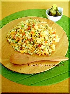 木製の皿に盛りつけられた切り干し大根入りチャーハン