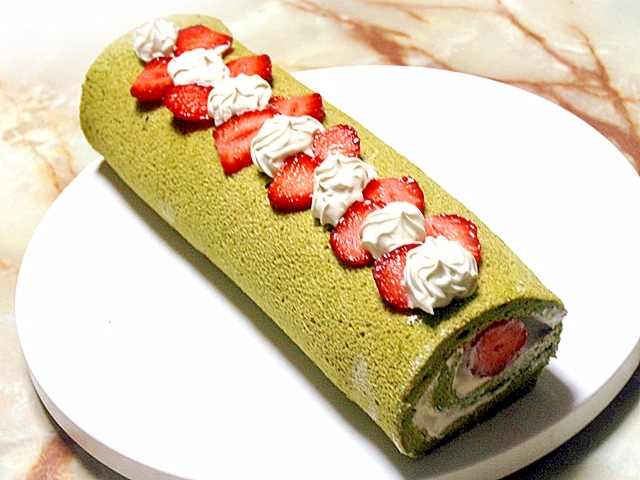 シフォン風生地で！苺と抹茶の春のロールケーキ♪